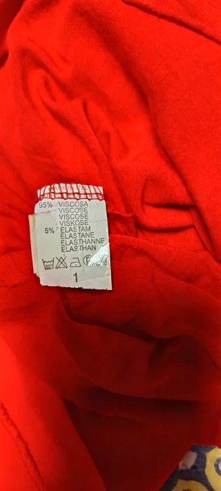 Vestido rojo con cinturón plateado