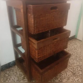 Mesilla de noche con 3 cestas