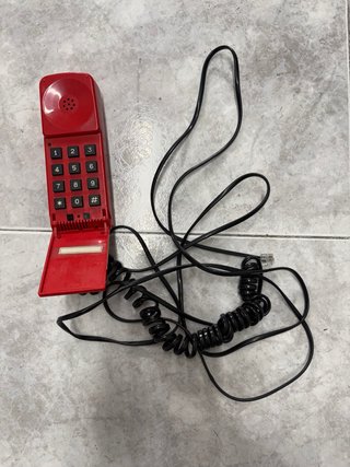Teléfono fijo rojo vintage