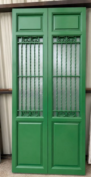 Puerta doble jardín verde