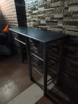 Mesa de cocina metálica y madera
