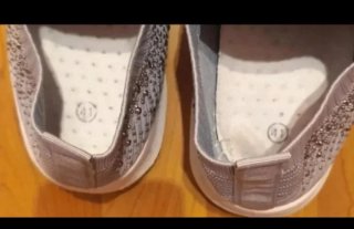Zapatillas grises con pedrería preciosas y cómodas