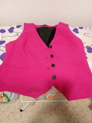 Traje rosa chaleco y pantalón ancho