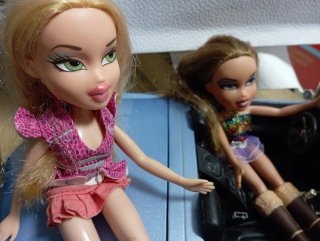 Coche descapotable Bratz con 3 figuras muñecas
