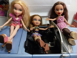 Coche descapotable Bratz con 3 figuras muñecas