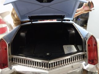 Coche descapotable Bratz con 3 figuras muñecas