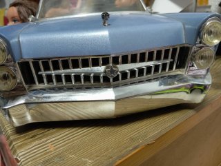 Coche descapotable Bratz con 3 figuras muñecas