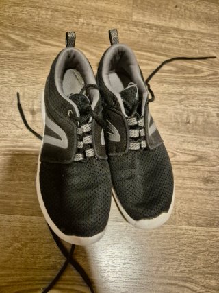 Sapatilhas desportivas pretas e cinzentas