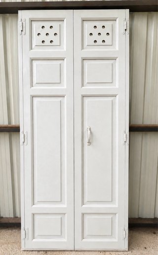 Puerta antigua de madera blanca