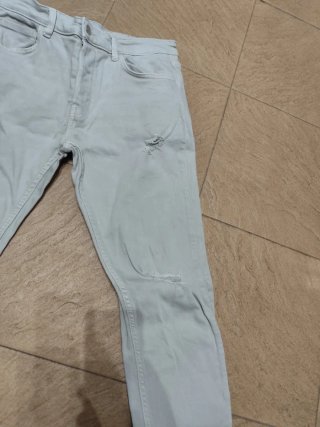 Pantalón Zara beige desgastado