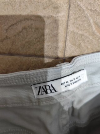 Pantalón Zara beige desgastado
