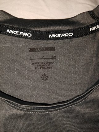 Camiseta Nike Pro gris ajustada Precio negociable