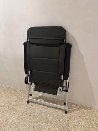Silla plegable negra y plateada