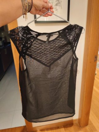 Blusa Stradivarius sin mangas encaje negro
