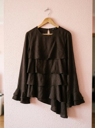 Blusa Zara marrón volantes asimétrica talla S