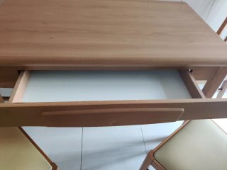 Mesa de cocina extensible y 4 sillas de madera