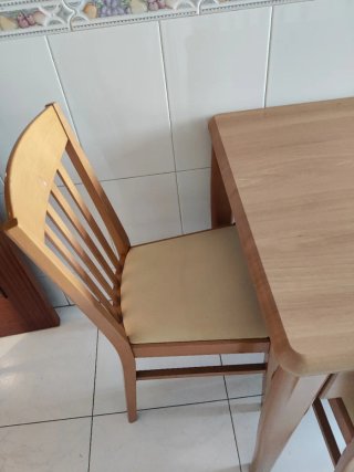 Mesa de cocina extensible y 4 sillas de madera