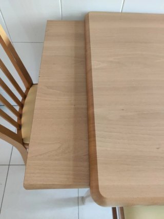Mesa de cocina extensible y 4 sillas de madera