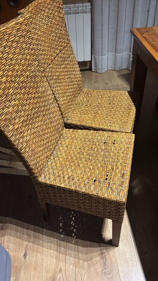 Mesa de comedor y 6 sillas de madera y mimbre