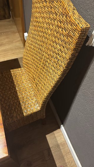 Mesa de comedor y 6 sillas de madera y mimbre