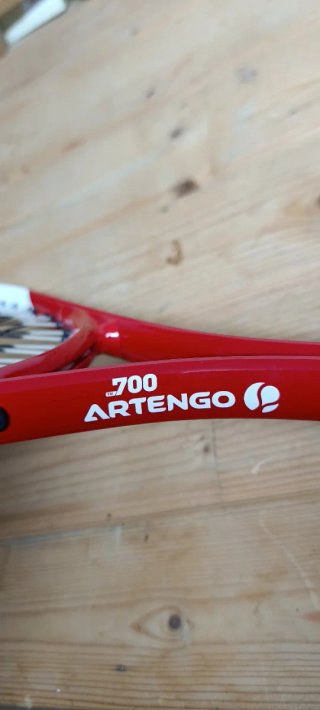 Raqueta de tenis con funda.