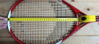 Raqueta de tenis con funda.
