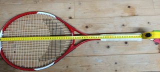 Raqueta de tenis con funda.