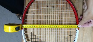 Raqueta de tenis con funda.