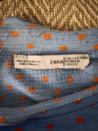 Camisa azul con lunares naranjas. Muy bonita.