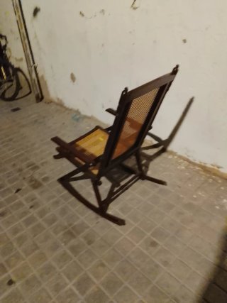 Mecedora antigua de madera y ratán