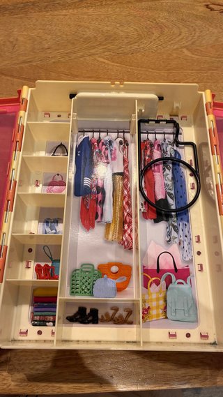 Guardaroba Barbie con Abbigliamento e Accessori