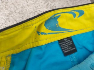 Bañadores azules y amarillos
