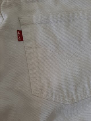 Bermuda Levi's Mujer Talla 24-25 Blanca.