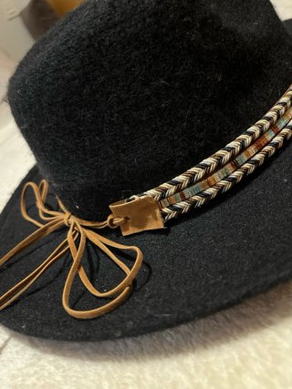 Sombrero Negro con Banda Trenzada
