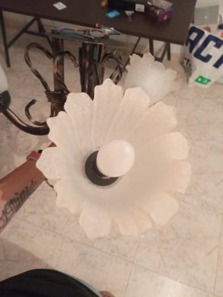 Lámpara de techo dorada con tulipas