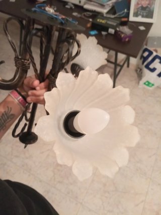 Lámpara de techo dorada con tulipas