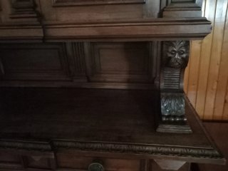 Credenza antica in legno intagliato