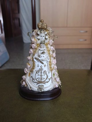Virgen del Rocío figura religiosa