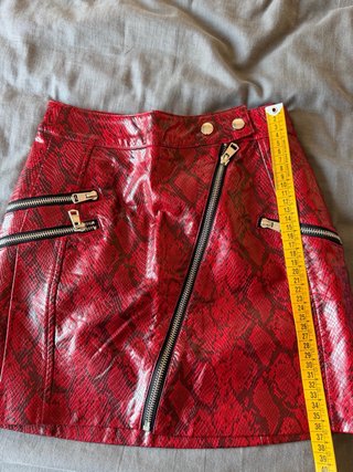 Falda corta efecto piel serpiente roja