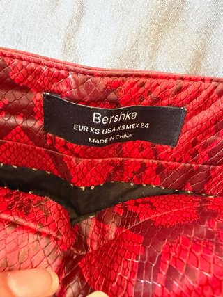 Falda corta efecto piel serpiente roja