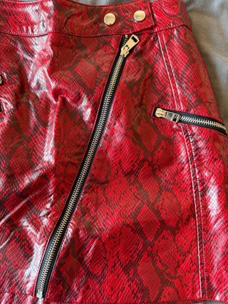 Falda corta efecto piel serpiente roja