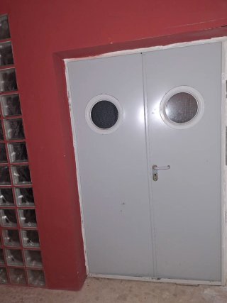 Puerta doble ignífuga con doble ventana,