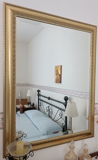 Specchio con cornice dorata