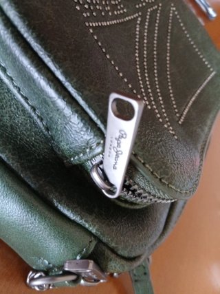 Bolso Pepe Jeans verde con tachuelas