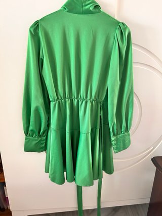 Vestido satinado verde cruzado