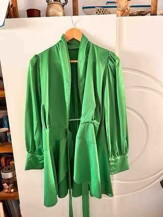 Vestido satinado verde cruzado