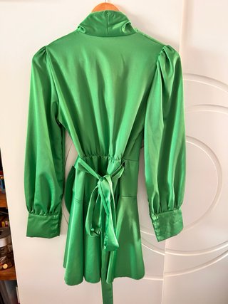 Vestido satinado verde cruzado