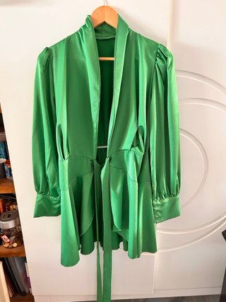 Vestido satinado verde cruzado