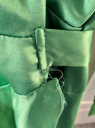 Vestido satinado verde cruzado