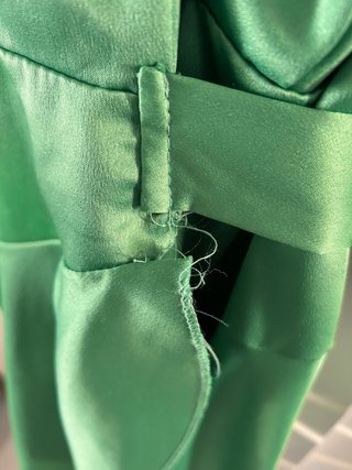 Vestido satinado verde cruzado